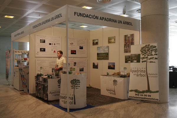 Stand Fundaci�n Apadrina Un �rbol